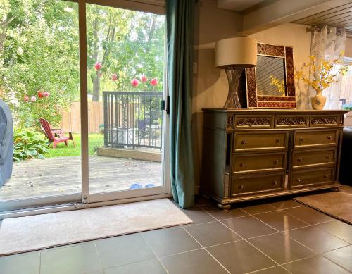 Gambar di galeri bagi Garden-view Studio with king bed, Free parking, 3kms to UTM di Mississauga