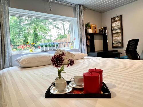 Katil atau katil-katil dalam bilik di Garden-view Studio with king bed, Free parking, 3kms to UTM