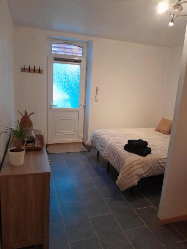 une chambre avec un lit et une fenêtre dans l'établissement La paloma, à Dun-le-Palestel