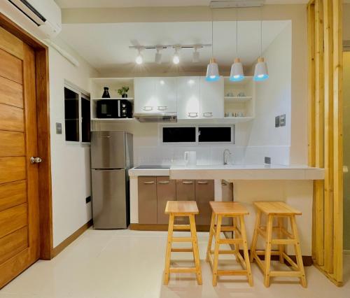 Dapur atau dapur kecil di Group-Friendly Stay, Minutes from the Airport