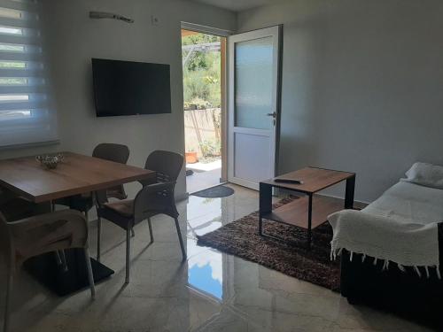 Đuričić Apartmaniにあるテレビまたはエンターテインメントセンター