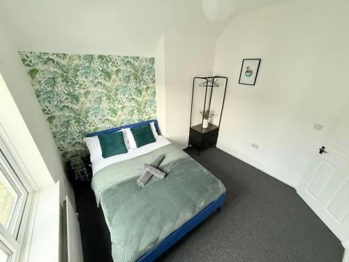 una camera da letto con un letto con un arco sopra di Egremont Home - Explore the Fells - Work Nearby a Woodend