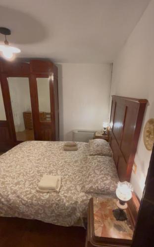 a bedroom with a large bed with a wooden headboard at La casa di Delia in Castelpizzuto