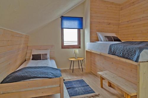une chambre avec deux lits et une fenêtre dans l'établissement MONTANA, à Jahorina