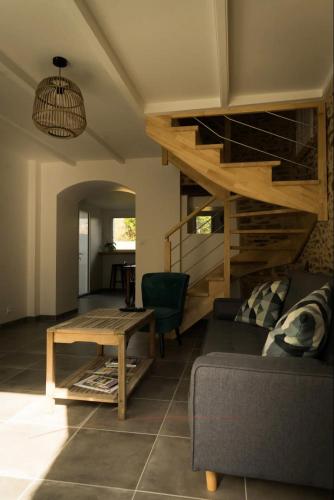 - un salon avec un canapé et un escalier en bois dans l'établissement Maison de vacances bord de mer tout à pied, à Binic