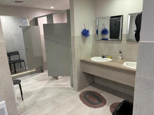 モントリオールにあるLa maison internationale de Montréalの洗面台が2つと大きな鏡があるバスルーム