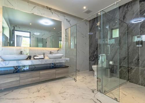 Ένα μπάνιο στο Lion Villa Phuket