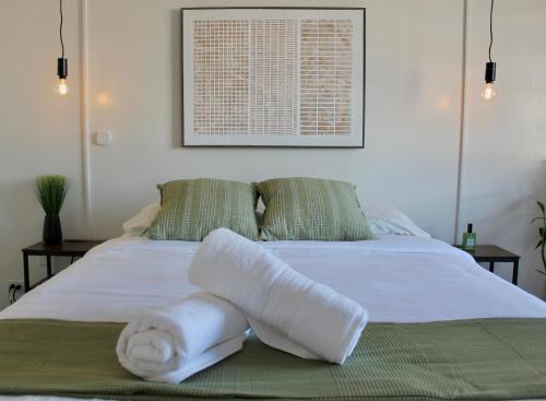 a bedroom with a bed with towels on it at Estudio acogedor en zona costera in Ensenada