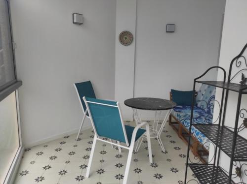a room with two chairs and a table and a table at Apartamento Sietu Caletillas in Santa Cruz de Tenerife