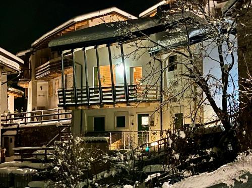 a house in the snow at night at CIELO E TERRA Chalet Zencheri con vista panoramica in Piazza