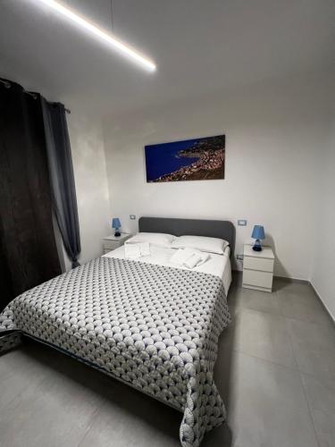 a bedroom with a large bed in a room at Appartamento piazza Buccelli a 10 mt dal mare in Varazze