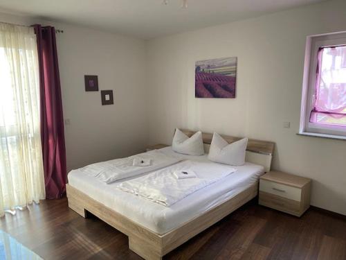 En eller flere senge i et værelse på Business Apartment