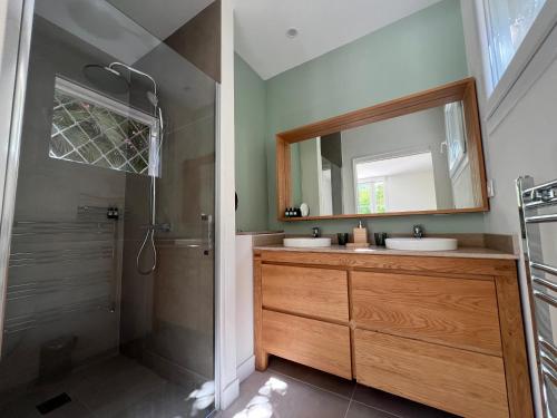 une salle de bain avec deux lavabos et une douche dans l'établissement Splendide maison Solstice, à Cannes