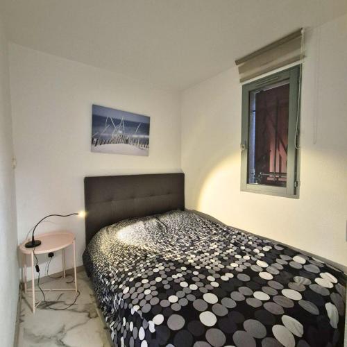 a bedroom with a bed and a window at T2 Lumineux tout équipé avec piscine, parking privé et plage à 300m in Palavas-les-Flots