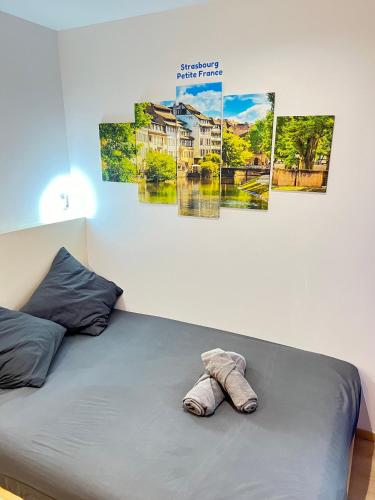 - une chambre avec un lit orné de 4 peintures murales dans l'établissement Suite 1 - Strasbourg Gare - Petite France - Commerces à Proximité, à Strasbourg