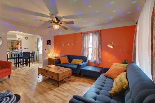 Istumisnurk majutusasutuses Pet Friendly, Nintendo, WALK Downtown, Fire Pit & BBQ