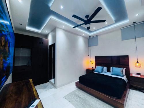 a bedroom with a bed with a ceiling fan at Suite Jr 1Habitacion in Tulum