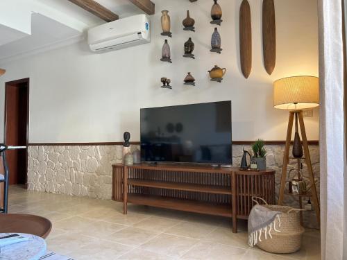 ハルガダにあるCasa De Madera - 1BR Sea & Golf View - Soma Bayの壁に薄型テレビが取り付けられたリビングルーム