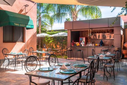 Un restaurante u otro lugar para comer en Yanis Guest House