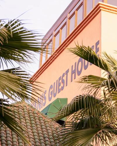 El edificio en el que está la casa de huéspedes