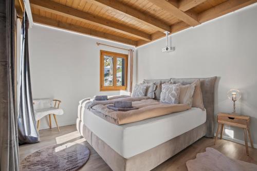 a bedroom with a bed in a room at A&Y Wellness Chalet Didi in Davos