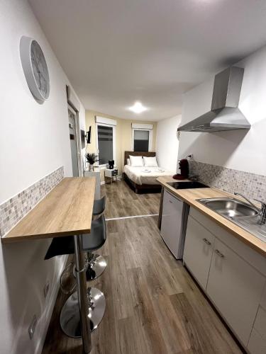 - une cuisine et un salon avec un lit en arrière-plan dans l'établissement Parfait F1, Entrée du Havre #2, au Havre