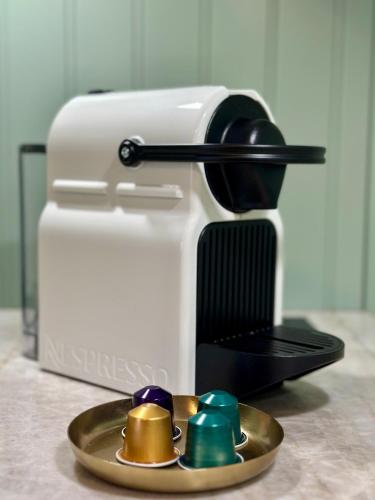 a plate of bells on a plate next to a toaster at Stadtwohnung mit Garten in Kassel