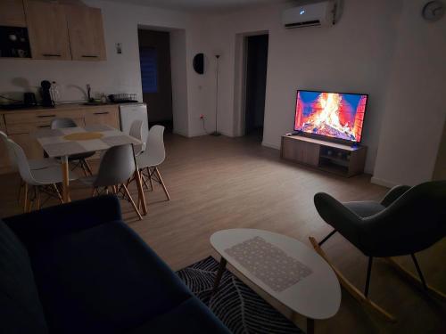Una televisión o centro de entretenimiento en Casa Pavel