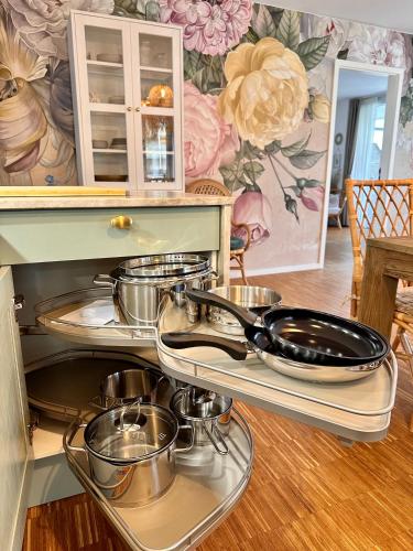 a tray of pots and pans on a shelf in a kitchen at Stadtwohnung mit Garten in Kassel