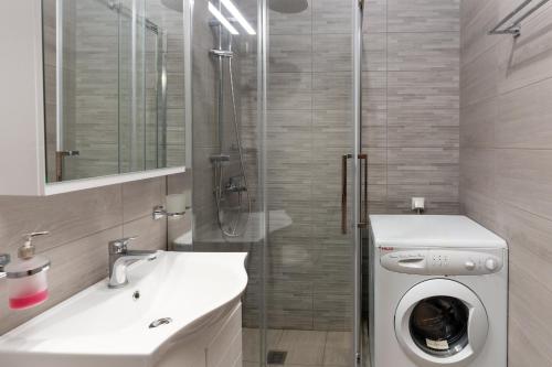 a bathroom with a washing machine and a sink at Το σπίτι στο χωριό in Tríkala