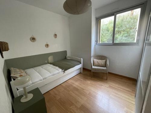 une petite pièce avec un lit et une fenêtre dans l'établissement L Olivier - Vue mer - Clim - Piscine - Tennis - 6p, à Nice