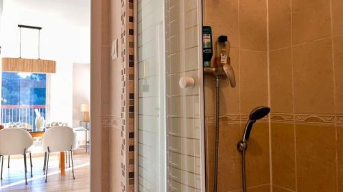 - une douche dans l'angle de la chambre dans l'établissement L Olivier - Vue mer - Clim - Piscine - Tennis - 6p, à Nice