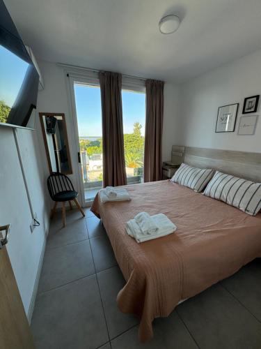 a bedroom with a bed with two towels on it at MO4-Departamento vista parque de Paraná in Paraná