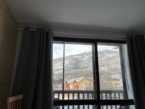 d'une fenêtre avec vue sur la montagne. dans l'établissement Studio Tezoto, à Briançon