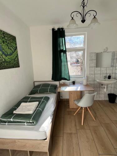 维也纳Traveler Lodging Vienna的一间卧室，配有一张床、一张桌子和一把椅子