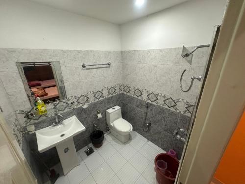 Ένα μπάνιο στο 2 bedroom apartment Jehlum