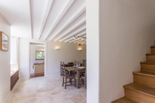 une salle à manger avec une table et des chaises dans l'établissement La maison du jardinier, à Tracy-sur-Mer