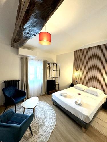 une chambre avec un lit, une chaise et une table dans l'établissement G5 Appartement Climatisé Centre Angouleme, à Angoulême