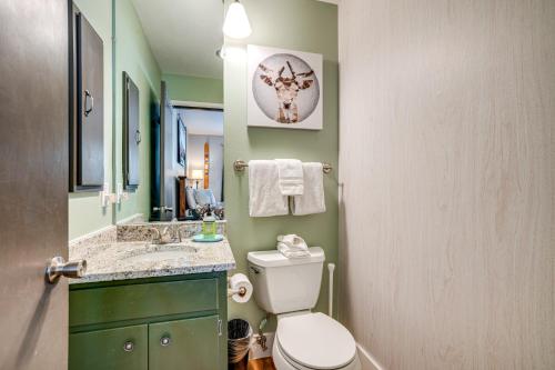 Bilik mandi di 7 Mi to Ski Resort Dillon Condo with Mtn Views