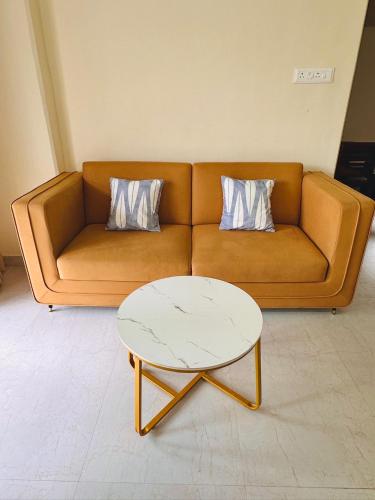 Zona de estar de Heron Hideaway 2BHK Modern AC Flat in Wakad Pune