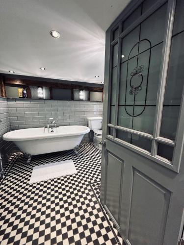 Ένα μπάνιο στο The Foremans House, With Hot Tub, A luxurious Historical pre 16th Century Grade II Listed House, location Essex in a picturesque Village, Country Pub In walking Distance