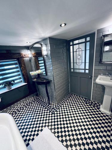 Ένα μπάνιο στο The Foremans House, With Hot Tub, A luxurious Historical pre 16th Century Grade II Listed House, location Essex in a picturesque Village, Country Pub In walking Distance