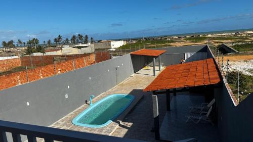 una piscina sul tetto di una casa di Casa em Pirambu a Pirambu