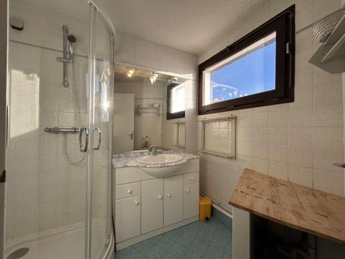 une salle de bain avec une douche en verre et un lavabo dans l'établissement Studio coquet à Montgenèvre avec parking, idéal pour 3 personnes - FR-1-330D-64, à Montgenèvre