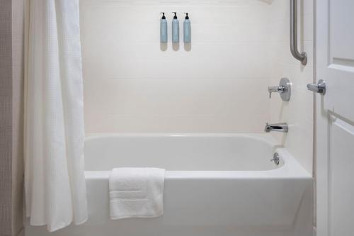 Ванная комната в Residence Inn Hartford Manchester