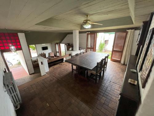a dining room with a wooden table and chairs at Casas y Departamentos en Mina Clavero in Mina Clavero