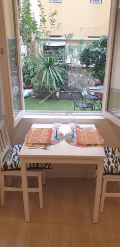 uma mesa com dois copos em uma sala com janela em Studio Emmé neuf indépendant Nice Centre em Nice