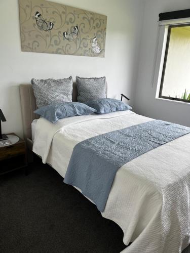 Una cama o camas en una habitación de McLaren Lake View