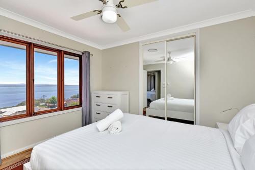 Postel nebo postele na pokoji v ubytování Panoramic Oceanview Manor