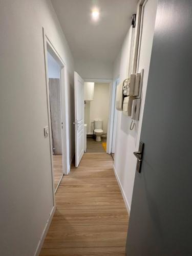 - un couloir menant à une salle de bains pourvue de toilettes dans l'établissement Parfait F1, Entrée du Havre #4, au Havre